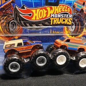 Monster Trucks Set - Town HAULER. VS RAM VAN